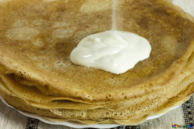 Recent  pancakes  pour  sour cream. №7773