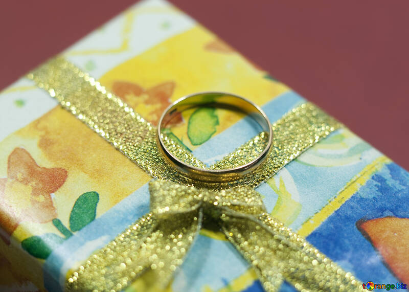 Ring  and  gift . Gold. №7139
