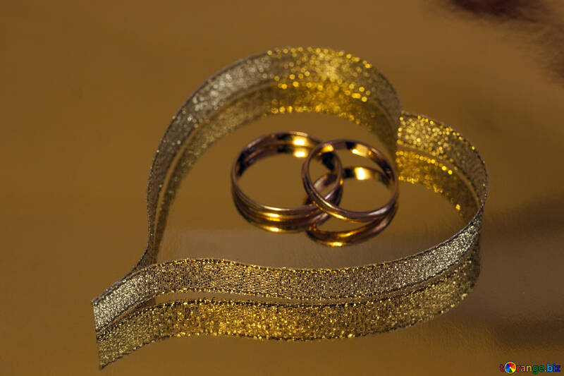 Валентинка із золотої стрічки з кільцями №7154