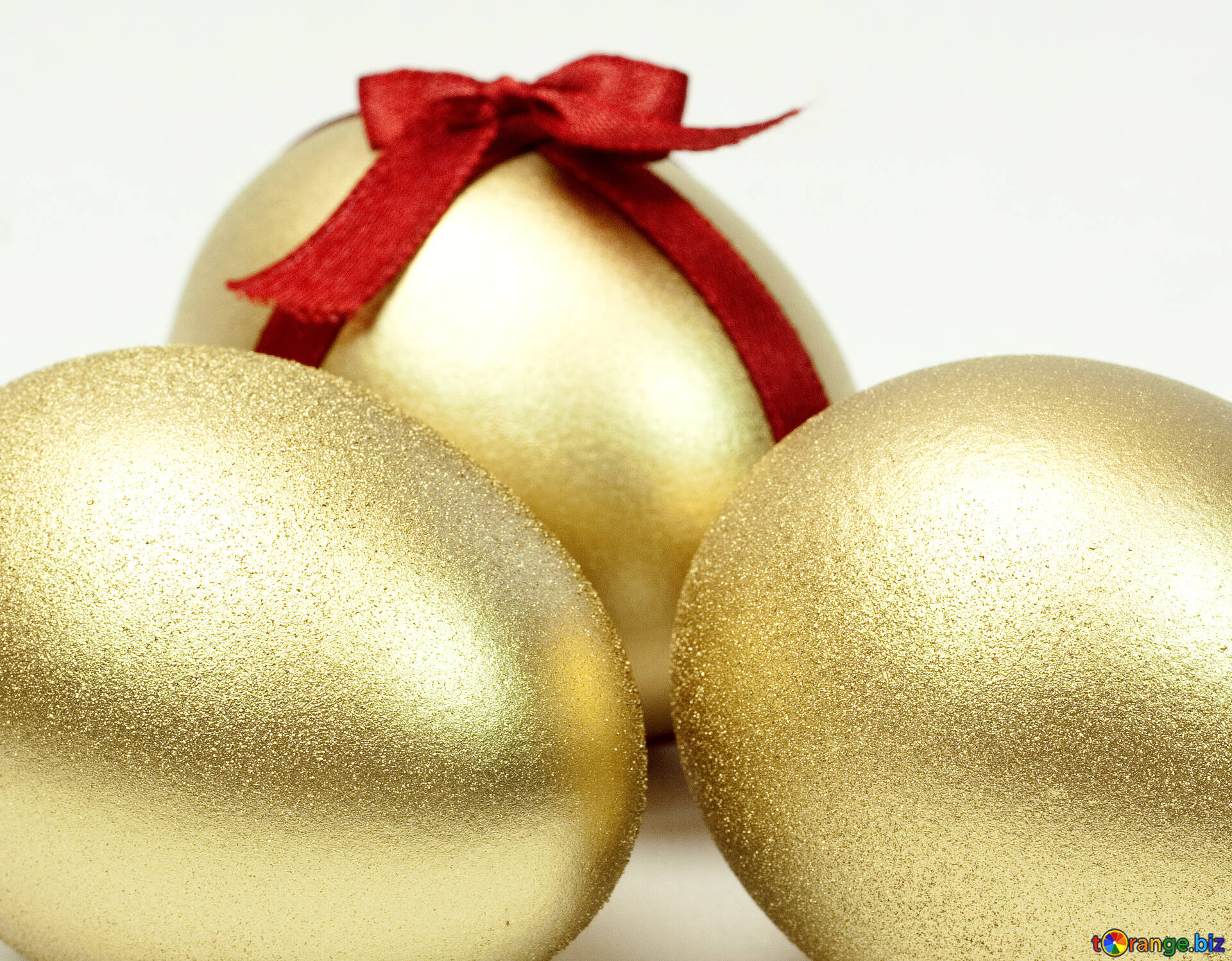 Золотые яйца 2. Золотые яйца на Пасху. Золотое яйцо. Золотое яичко пасхальное. Золотые яйца крашеные.