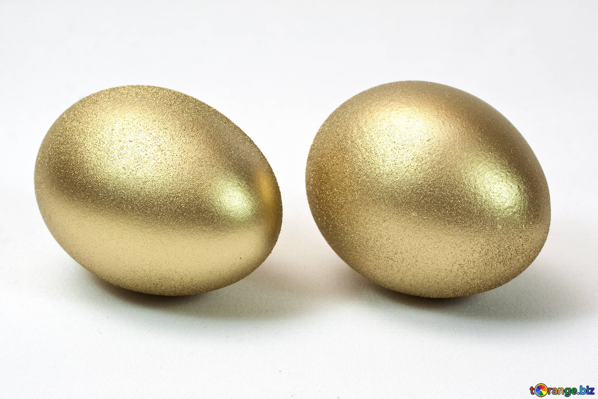 Золотые яйца 2. Золотое яйцо. Два яйца. Блестящее яйцо. Яйцо куриное золотое.