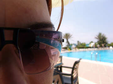 Reflexión  piscina  en  gafas de sol  vidrios №8807