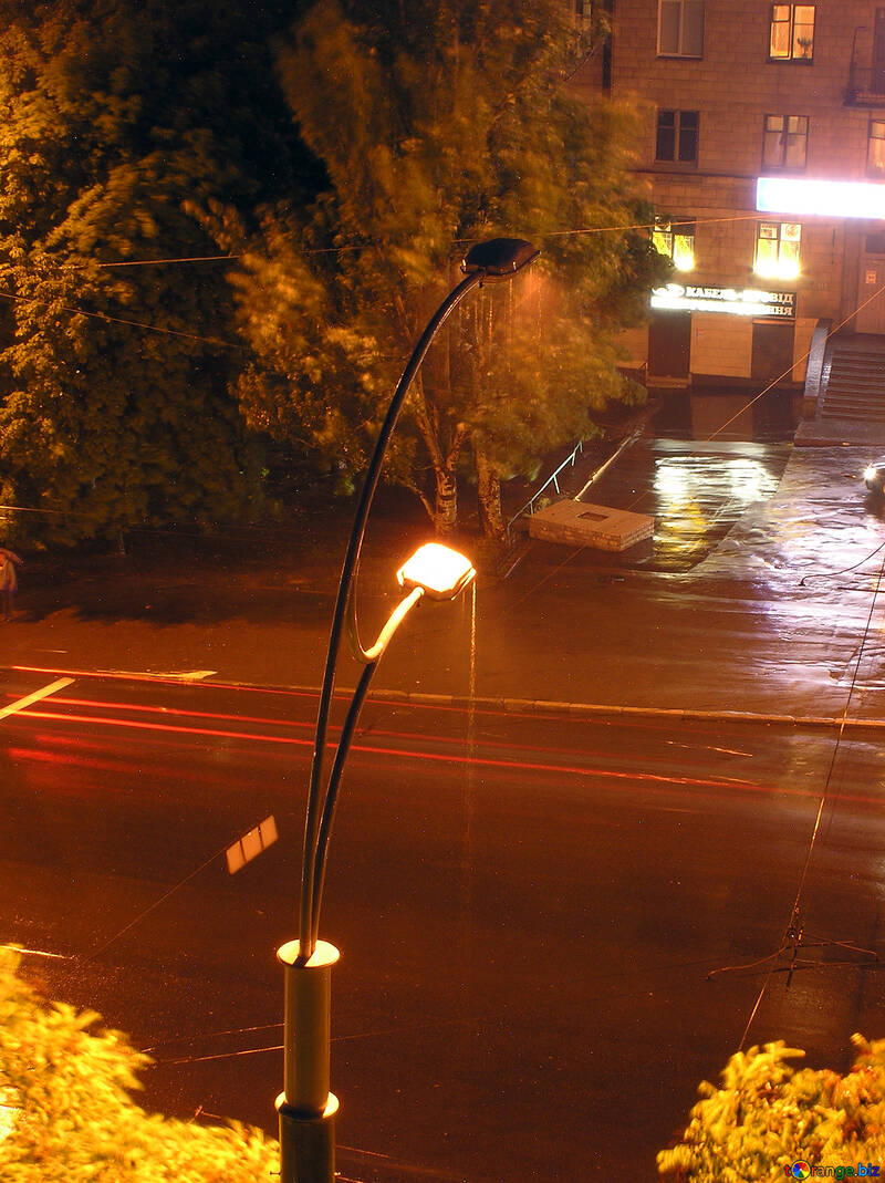 Noche lluvia ciudad. №8072
