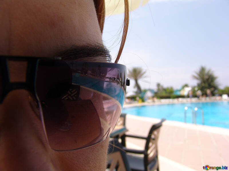 Reflexión  piscina  en  gafas de sol  vidrios №8807