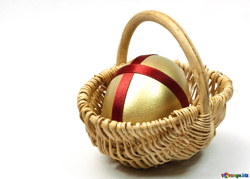 Плетена корзинка з золотим яйцем №8217