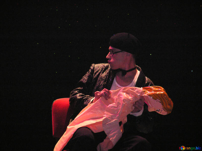 Актор з надувною лялькою на сцені №8266