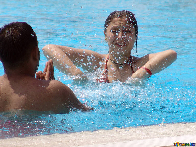 Дівчина з хлопцем грають у воді №8815