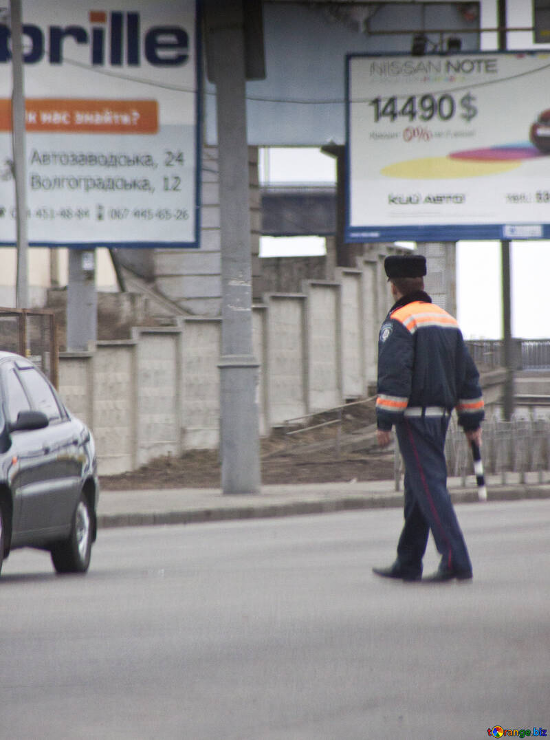 Policía   medio  camino №8724