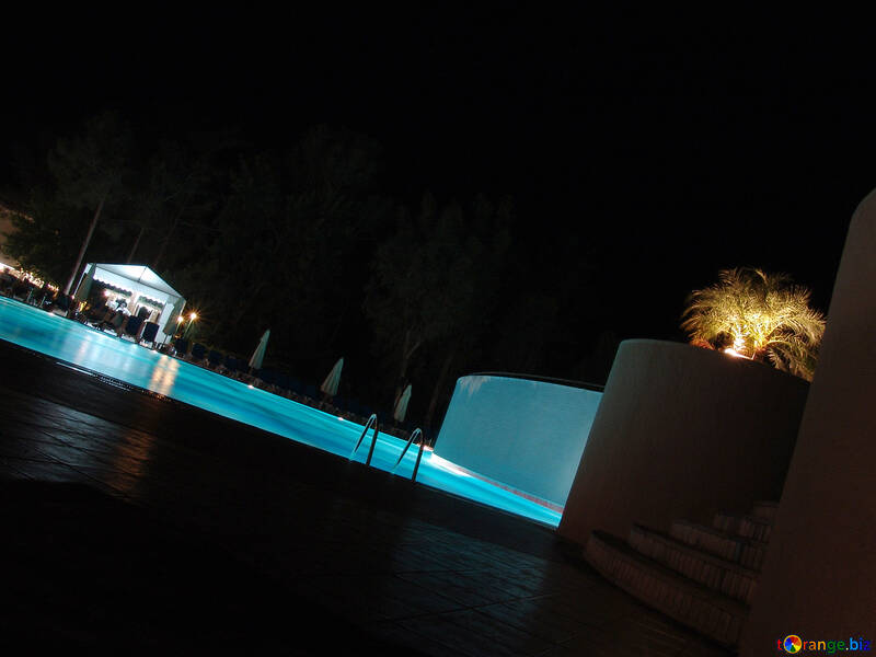 Iluminación  en piscina  noche. №8500