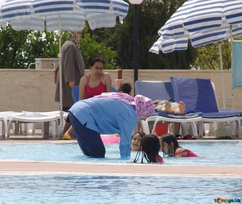 Turc  femme   Enfant  dans  l`eau piscine №8785