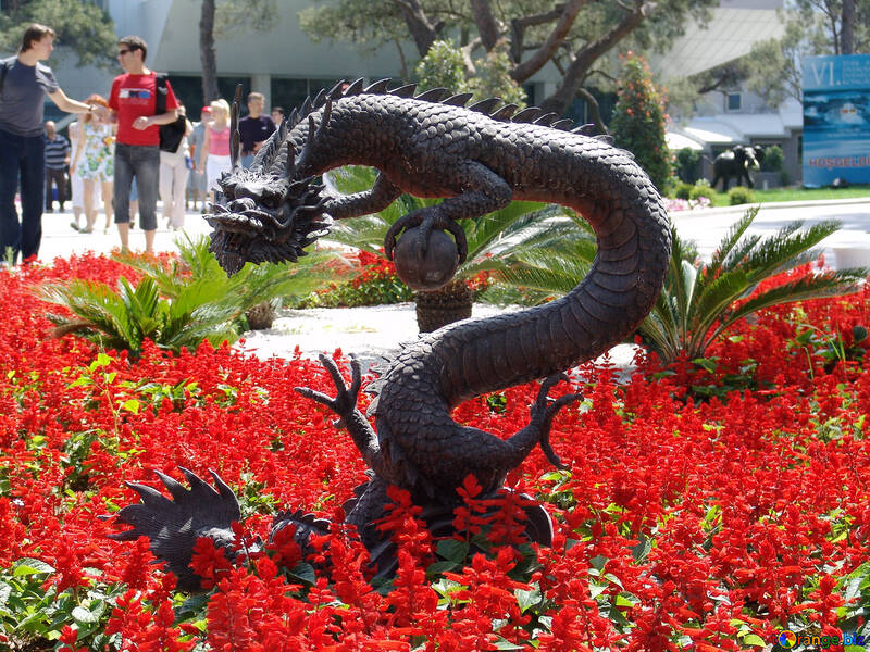 Dragon . Sculpture   the garden. №8465