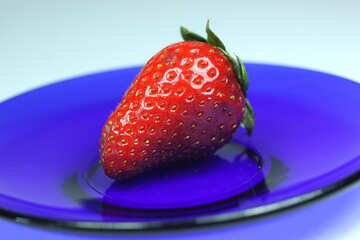 Erdbeeren  an  Blau  Saucer №9152