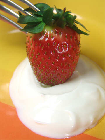 Strawberries  with  whipped  cream №9098