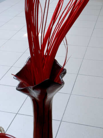 Чорна ваза з червоними гілками №9481