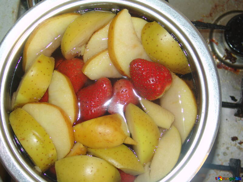 Compote  of the  apples  and  strawberries №9046