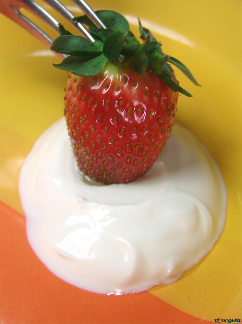 Erdbeeren  tauchen Sie ein  in  Creme №9097
