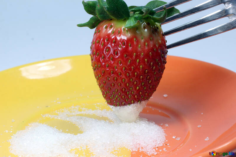 Strawberries  dunk  in  sugar №9128