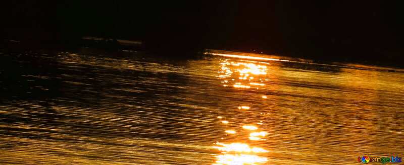 Обложка. Отражение заката в воде . №36404