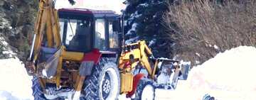 FX №14336 Обложка. Трактор чистит дорожки в парке от снега.