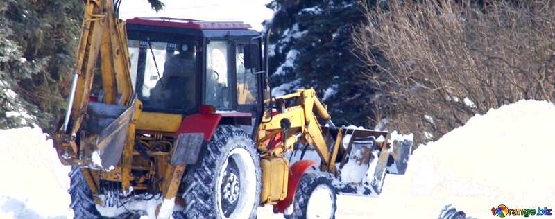 Обложка. Трактор чистит дорожки в парке от снега. №4246