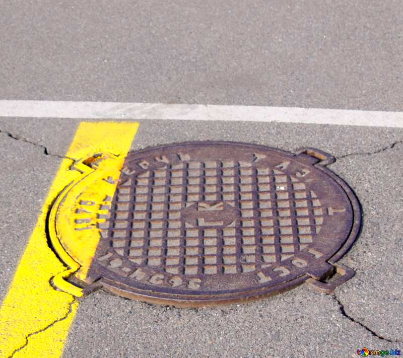 Manhole with yellow line №864