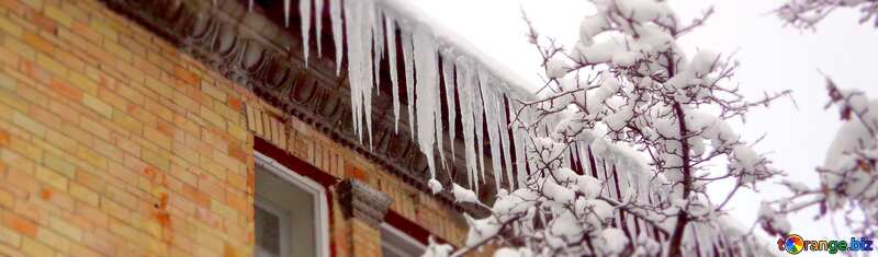 Cover. Many icicles on the roof. №15592