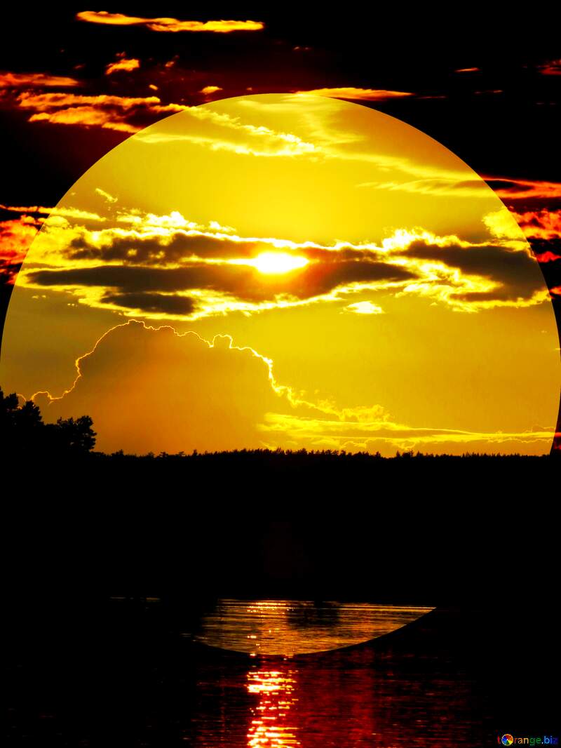 Beautiful sunset over water in circle frame №36400