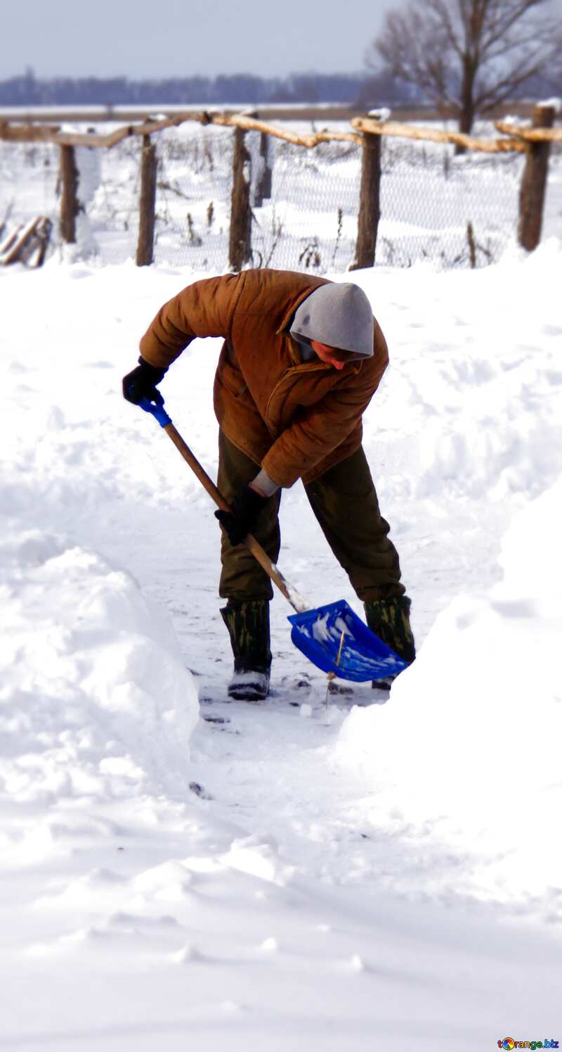  Man  removes  snow  shovel №3985