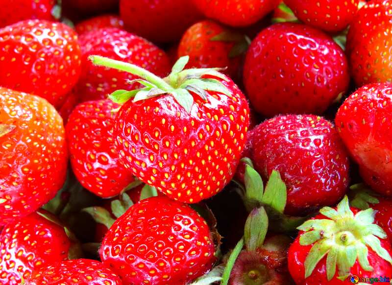 Juicy strawberries image heart love template №22382