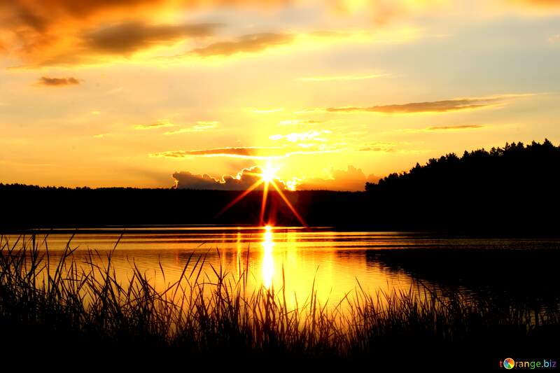 Stunning Sunset Reflection Over Tranquil Lake: Nature`s Evening Masterpiece №36480