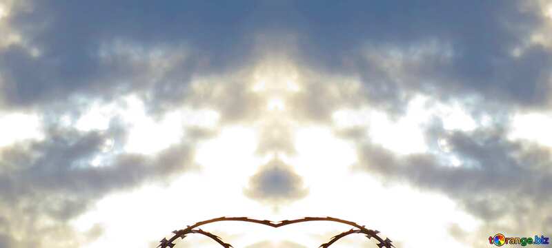 Колючая проволка на фоне неба с облаками №26137