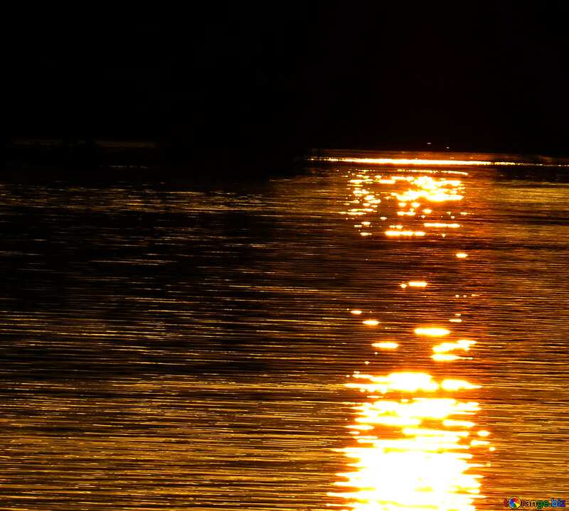 reflection of the sun on water №36404