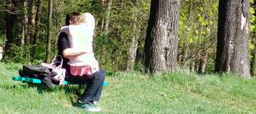 FX №56356 Обложка. Влюбленная пара целуется на лавочке в парке...