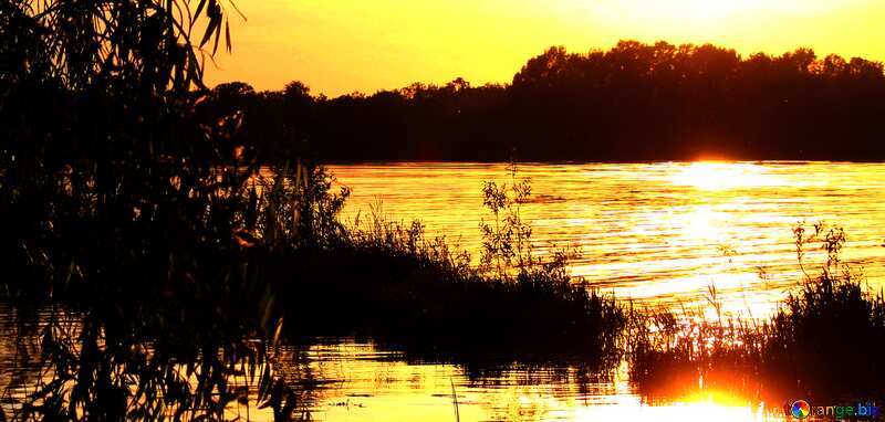 Abdeckung. Sonnenuntergang über den See. №1862