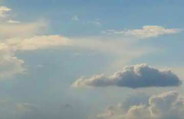 FX №59198 Abdeckung. Cumulus-Wolken in den blauen Himmel.