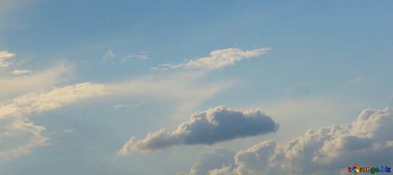 Abdeckung. Cumulus-Wolken in den blauen Himmel. №2000