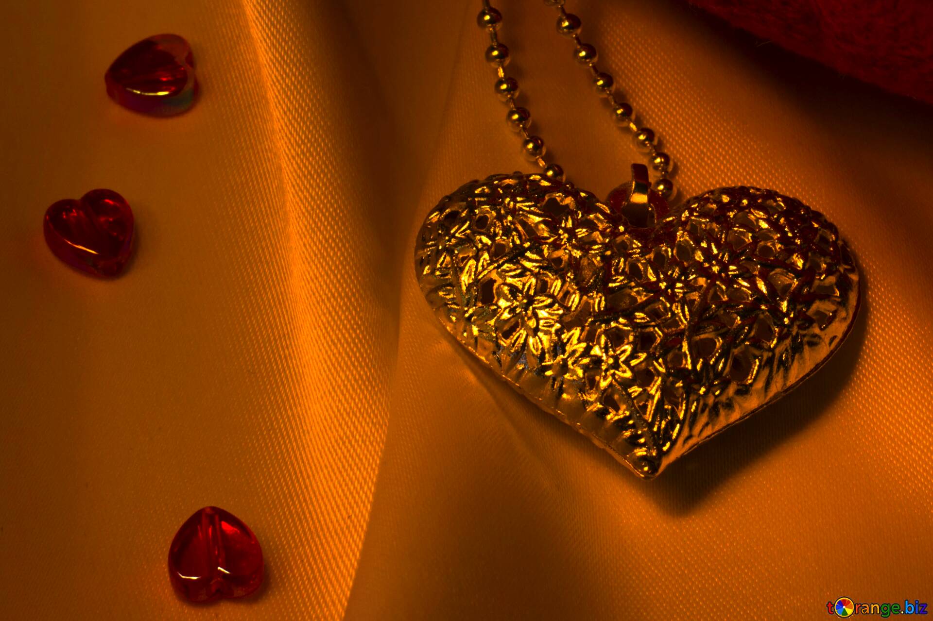 Сердце на золотом фоне