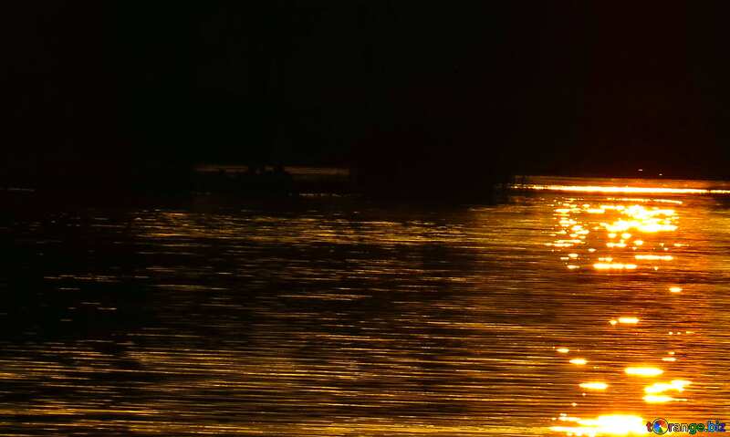 Abdeckung. Sonnenuntergang Reflexion im Wasser. №36404
