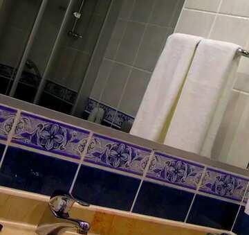 FX №65702 Couverture. Salle de bain avec grand miroir.