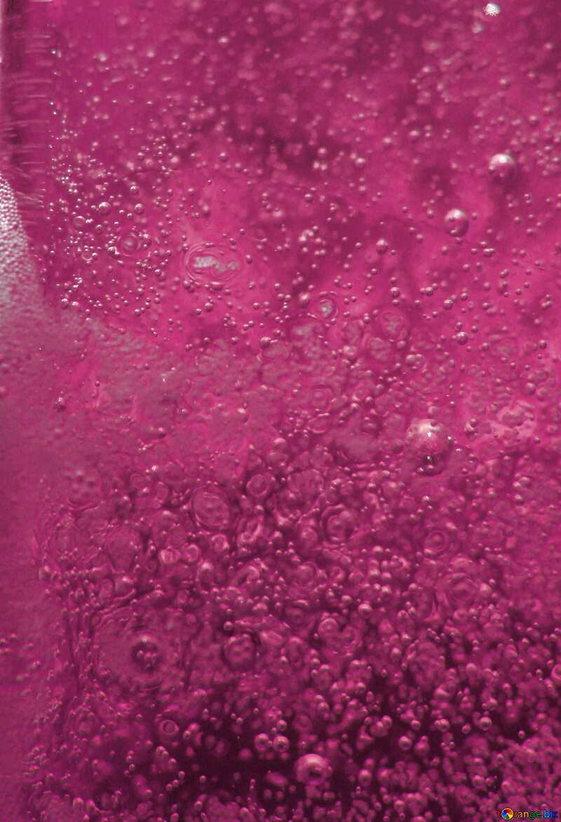 Purpurrote Farbe. Flüssigkeit mit Blasen. №37747